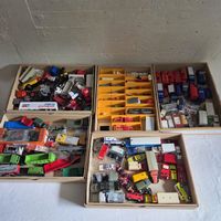 Ca. 100 Stück Konvolut Spielzeugautos LKW usw.
