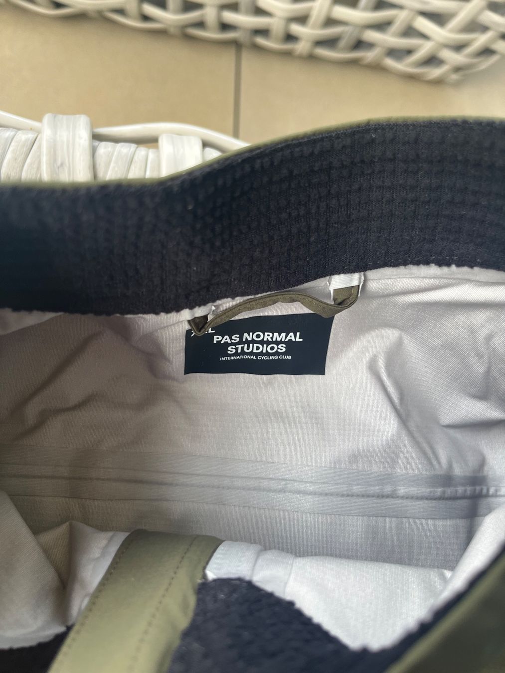Pas Normal Studios Gilet & Giacche: Pas Normal Studios Herren Essential Shield Weste Oliv XXL – Nuovo e nell'imballaggio originale da Arbon venduto da Lakatusch 2
