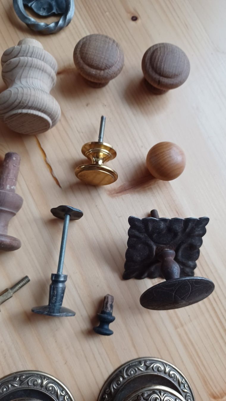 Eisenwaren: 23 Stk. alte Möbel- Knöpfe, Messing, Holz und Eisen. – Gebraucht aus Lommis von zozzen 2