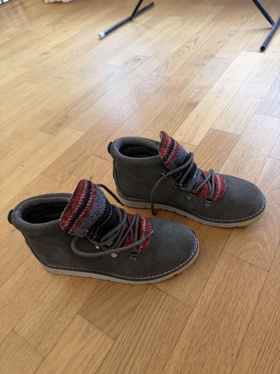 Chaussures femmes: Stylish Grey Winter Boots, Size 37, Excellent Condition – D'occasion à Wädenswil par mon_b88m 1