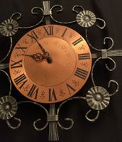 Rustikale Wanduhr aus Metall / Uhrwerk defekt
