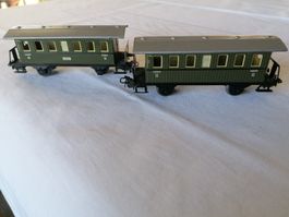 2 Personenwagen in Holzoptik und auf Alt gemacht, H0, Top