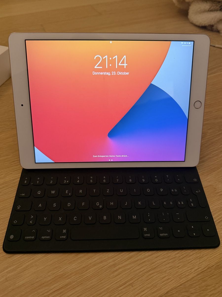 Apple Tablet PC: Verkaufe Ipad mit Smart Keyboard und Apple Pencil – Usato da Baar venduto da lad_s9mg 5
