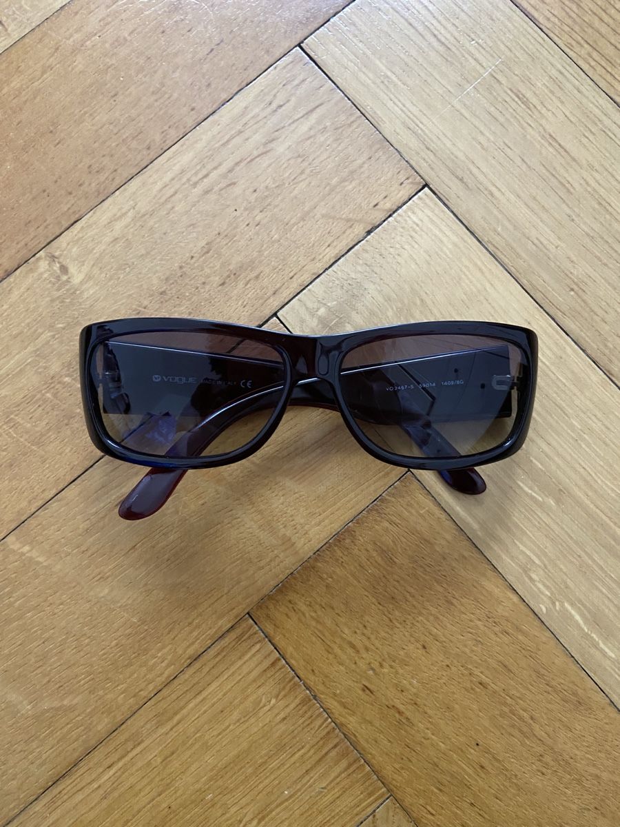 Vogue Brillen & Gläser: Sonnenbrille Vogue Braun Rot – Gebraucht aus Bern von Chunny
