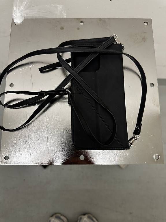Cover & Protezioni schermo: Handyhülle mit Band Iphone 14 pro max schwarz – Usato da Lenzburg venduto da kat_7zxy 2
