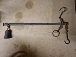 Antike Waage mit Gewicht, Haken, Ring - bis 170 kg