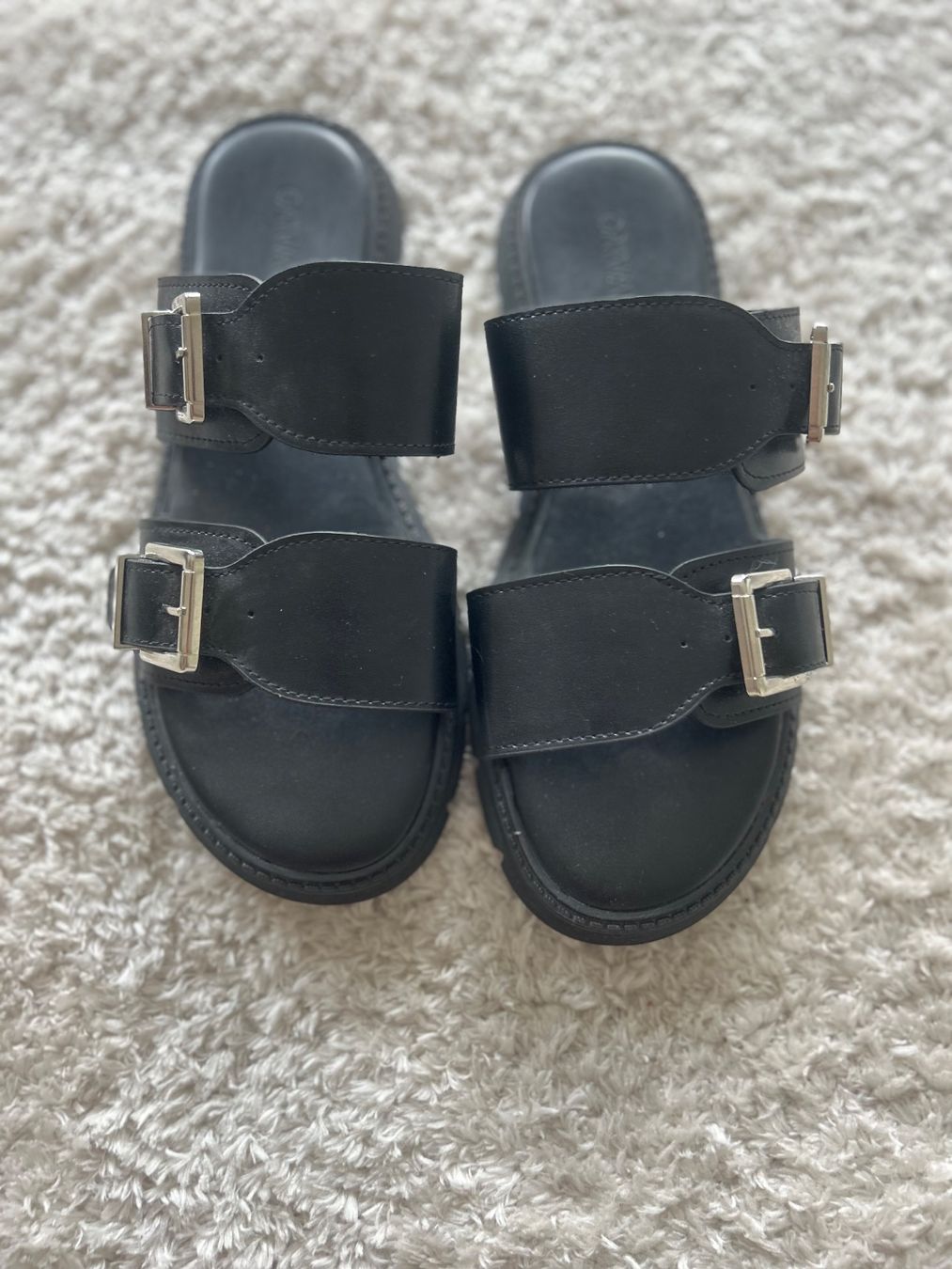 Damenschuhe: Une paire de sandales – Gebraucht aus Courrendlin von loko2910 1
