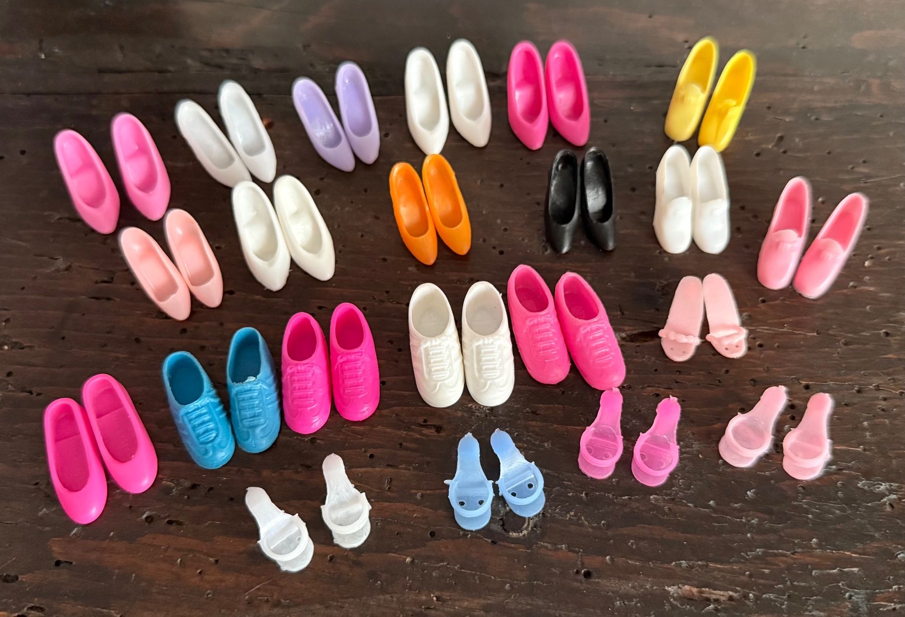 Bambole: 22 paia scarpe Barbie e Skipper '80 – Usato da Breganzona venduto da mas_tv72