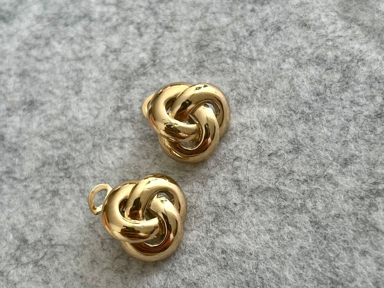 Orecchini pendenti & Orecchini a lobo: vintage Ohrclips im Knoten-Design – Usato da Uznach venduto da Ya_x7x6