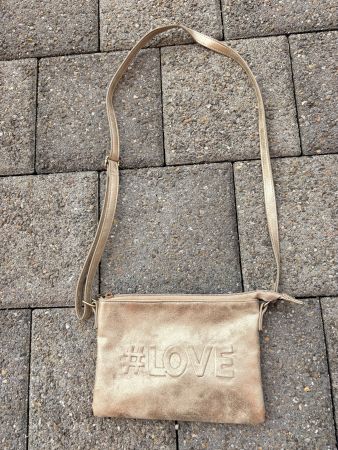 Goldene kleinere Handtasche