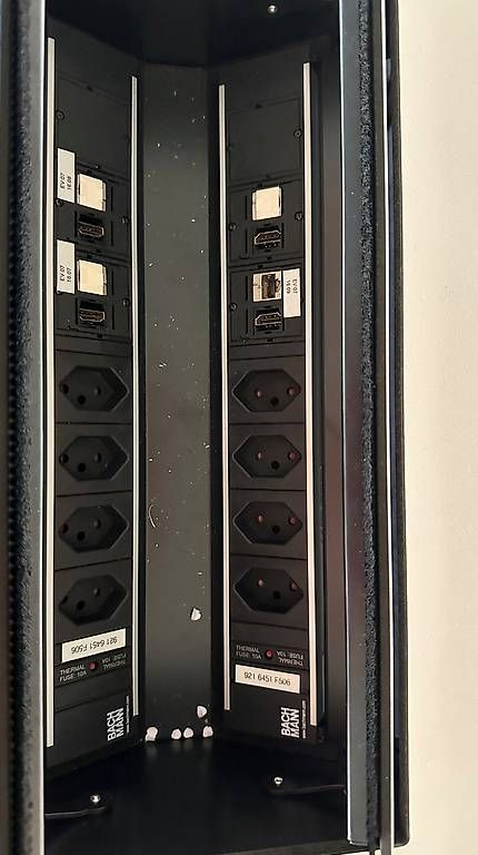 Tavoli: Grosser Stehtisch 320x120cm (inkl. Strom, LAN, HDMI) – Usato da Zürich venduto da Schnuckelie 2