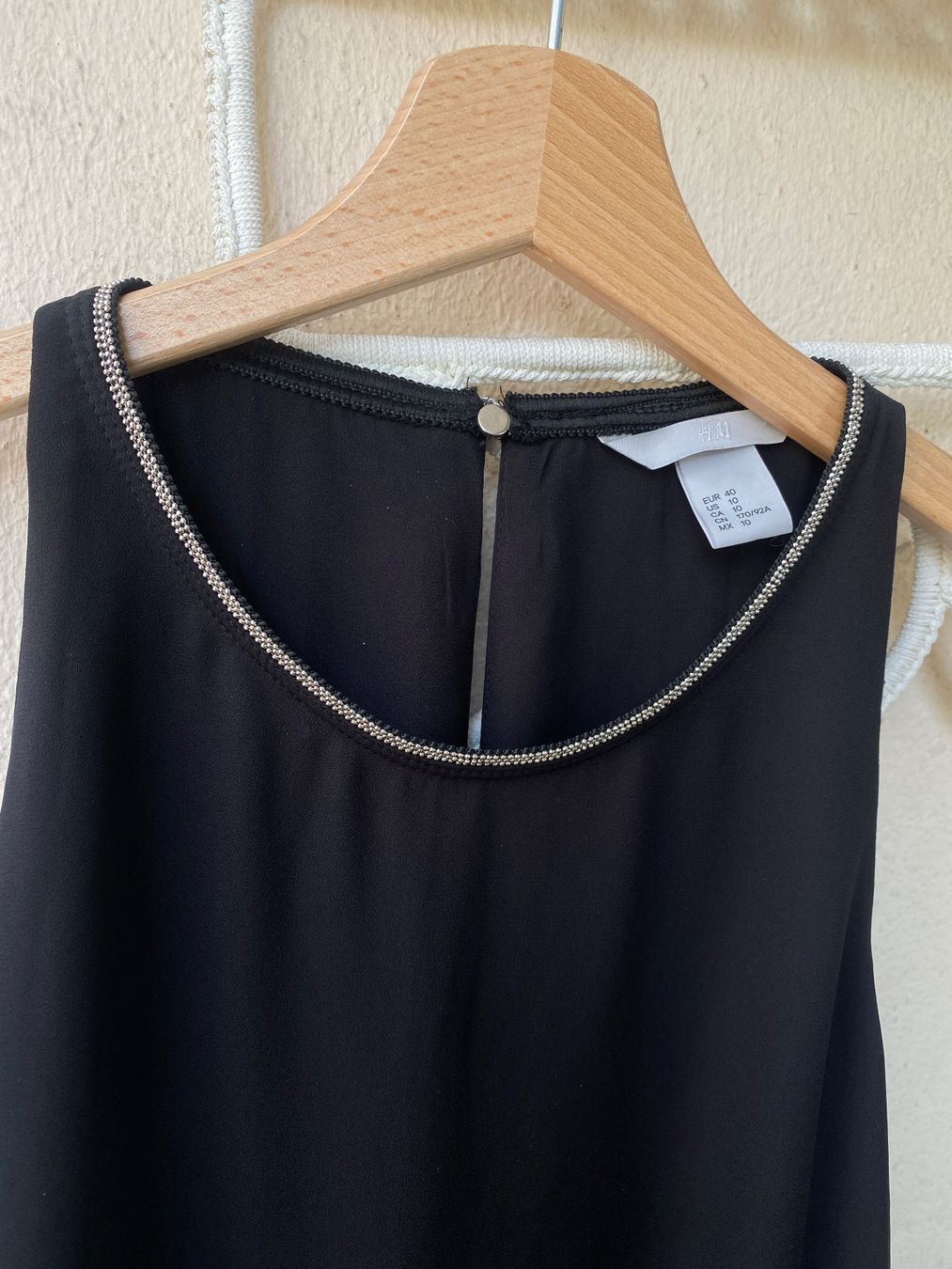 H&M Vestiti: Robe noire H&M ornée taille 40 bon état – Usato da Genève venduto da lejardindesvetements 1
