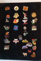 Album für Ansteckpins plus ca. 100 verschiedene Pins