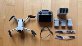 Drohne DJI Mini 4 Pro Fly More Combo mit Zubehör