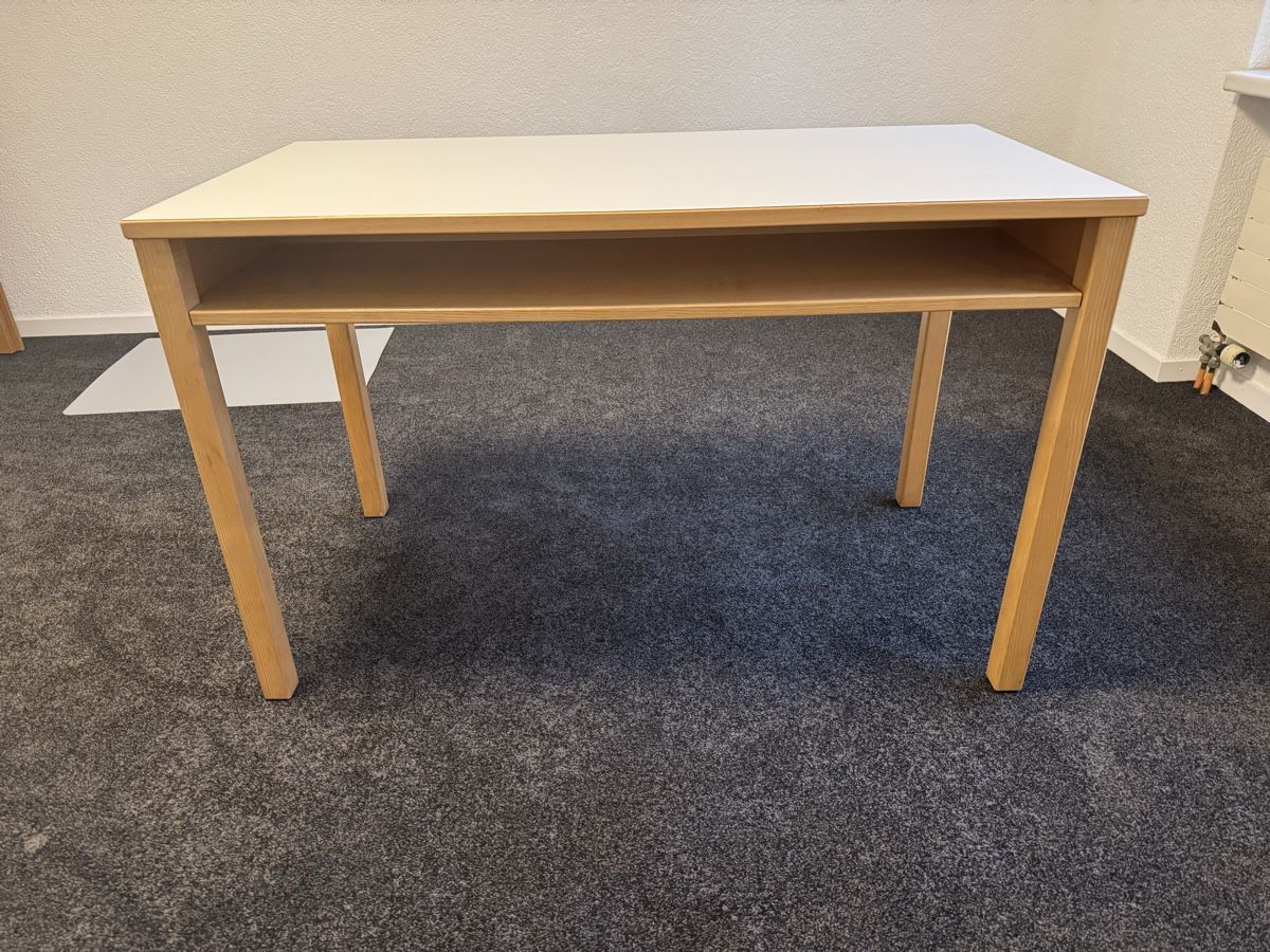 Schreibtische: Schreibtisch – Gebraucht aus Mosnang von mic_jy2q