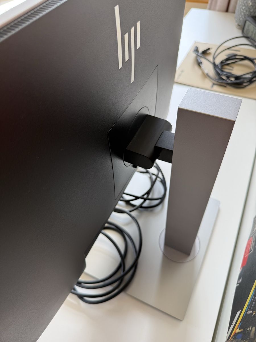 Hewlett Packard Monitor: HP EliteDisplay E243i – Usato da Näfels venduto da risingtampa 1