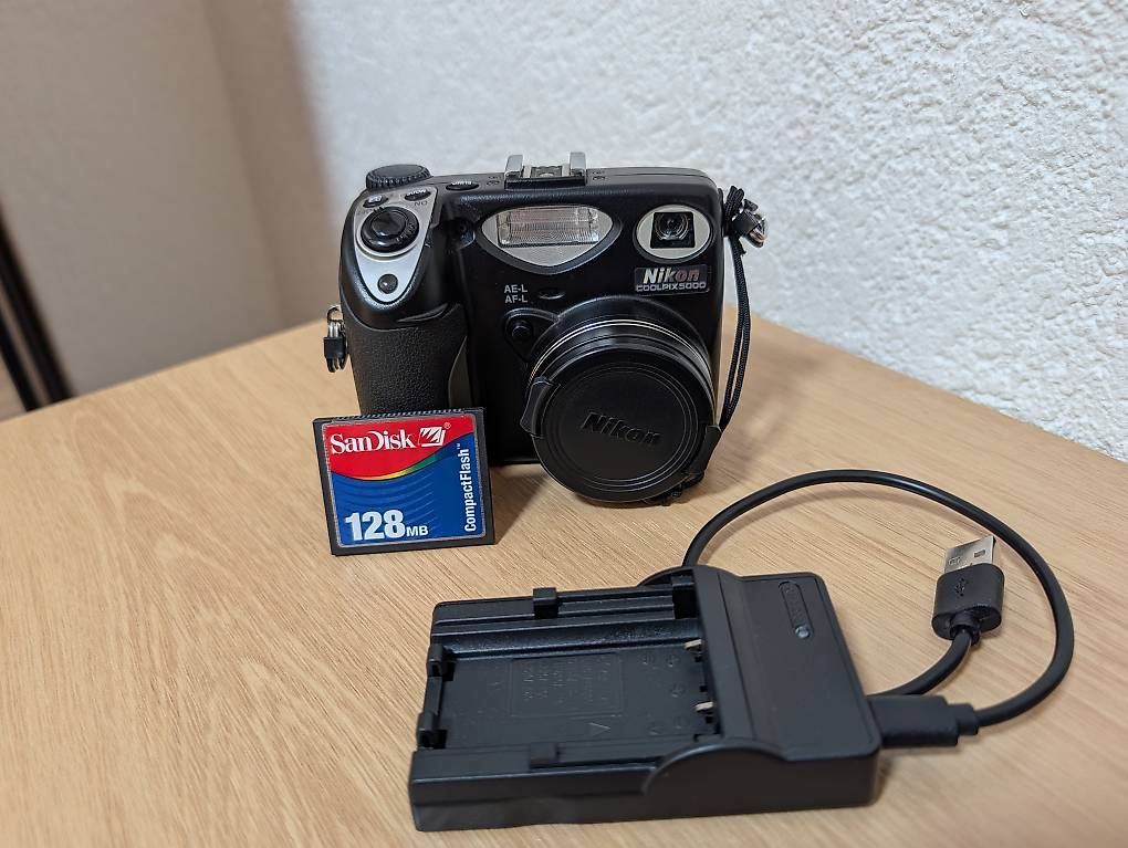 Nikon Fotocamera: Caméra digitale Nikon Coolpix 5000 – Usato da Collombey venduto da dan_kf9j