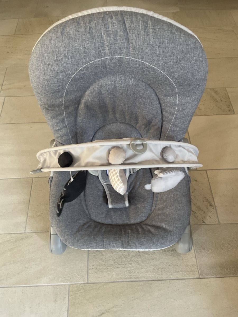Chicco Wippen & Schaukeln: Chicco Babywippe mit Spielbogen grau – Gebraucht aus Spreitenbach von Gloxinia