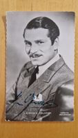 Laurence Oliver, Original Autogramm auf Postkarte in s/w