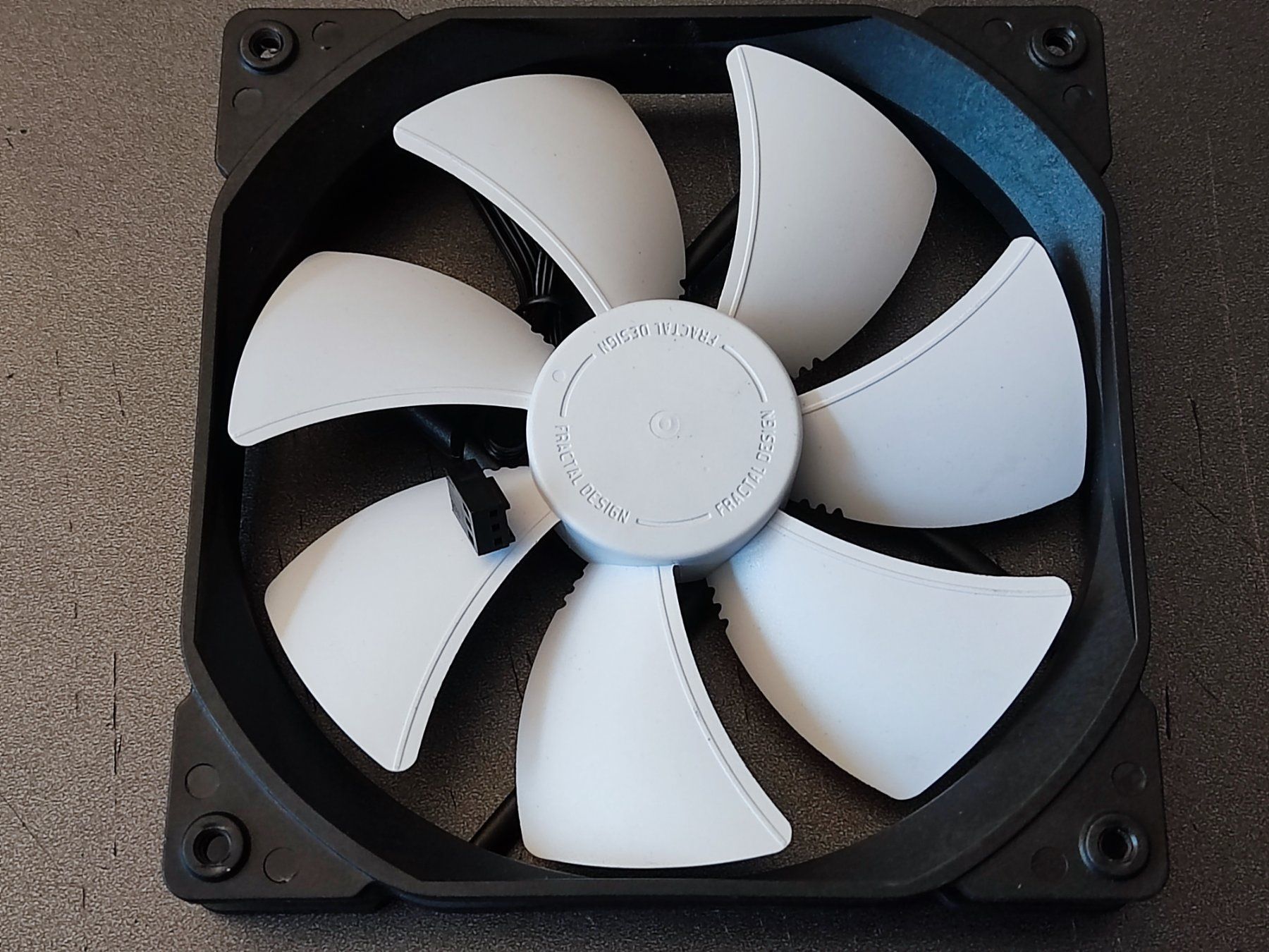 Custodie: Fractal Dynamic GP-14 PWM 140 mm Lüfter – Usato da Thundorf venduto da Swizzzly
