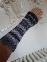 Warme Armstulpen aus Wollemischung, Grau-Töne, Handgestrickt