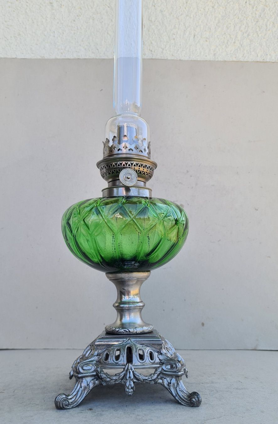 Lampade: Alte versilberte Petrollampe mit grünem Glasbehälter um 1900 – Usato da Frasnacht venduto da Carawill 1