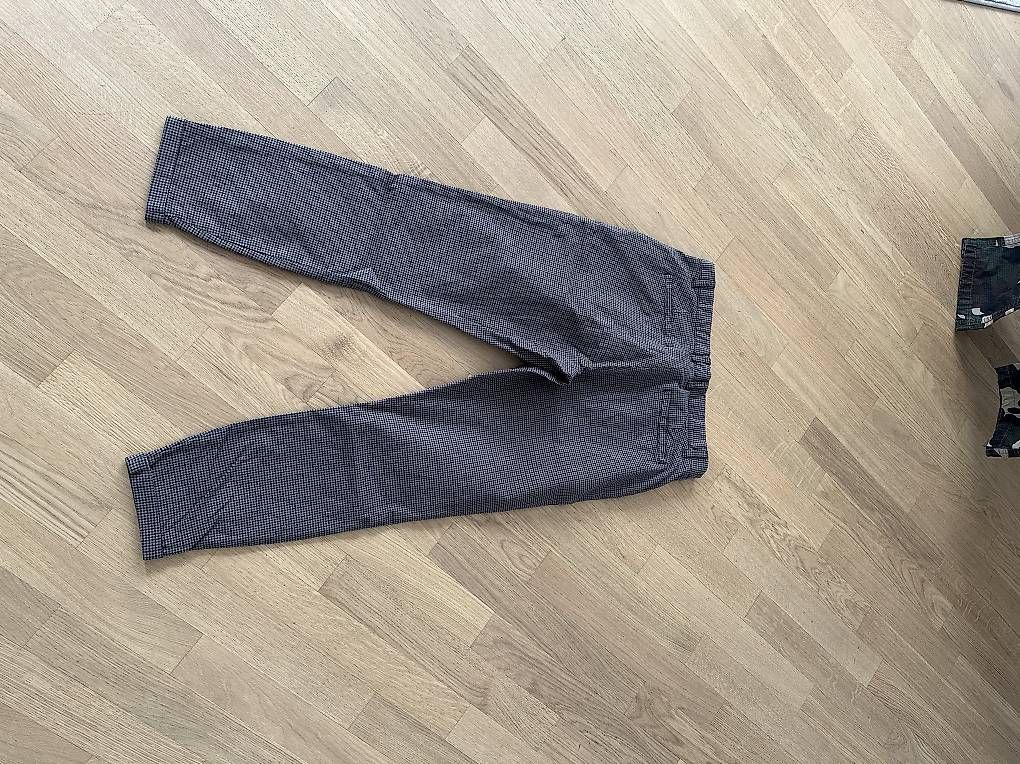 Pantaloni: Chino Hose – Usato da Luzern venduto da NunoFernandes 2