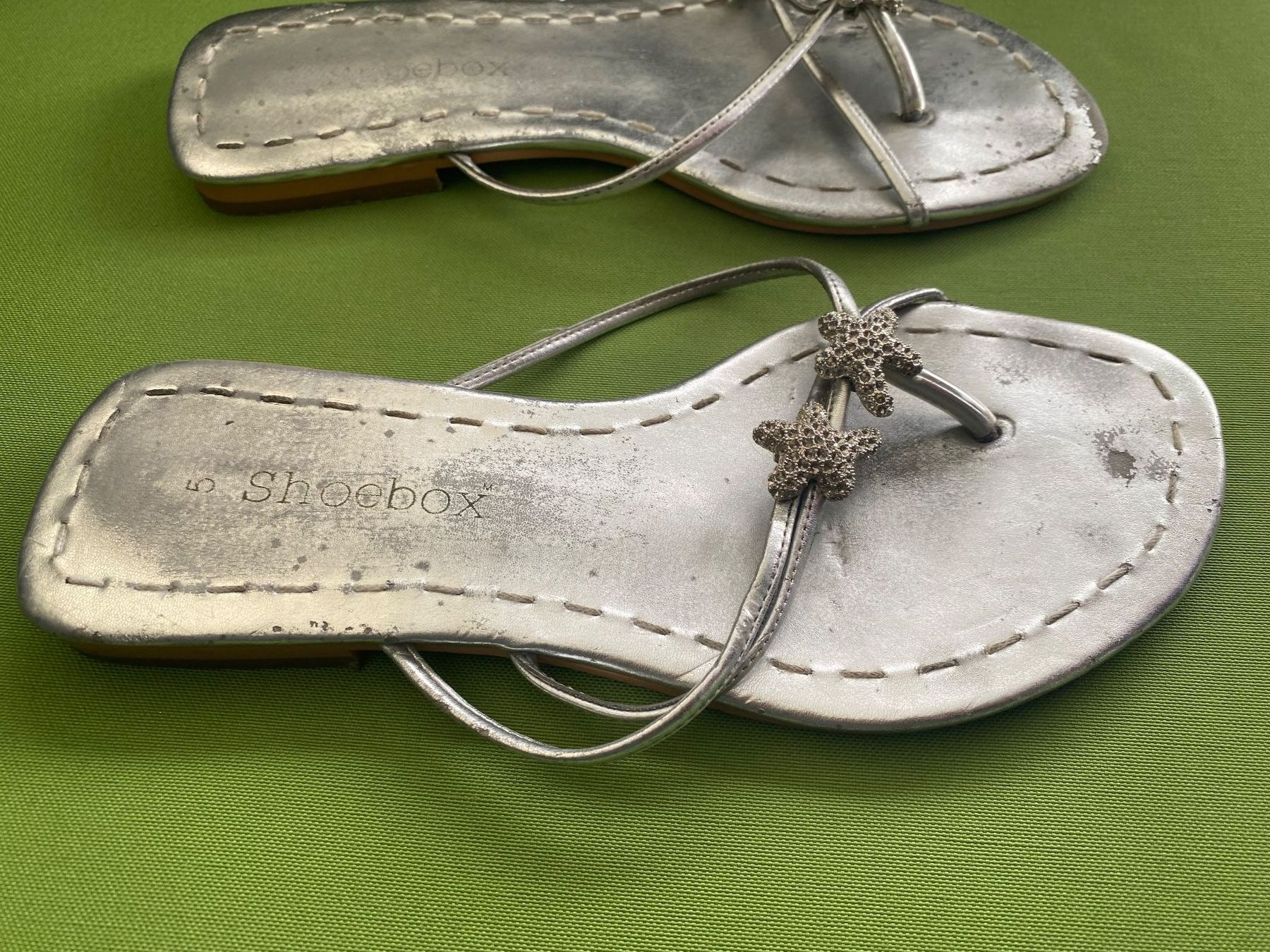 Damenschuhe: SUMMERTIME - tolle SHOEBOX Flip-Flops mit Décor, silber, 38 – Gebraucht aus Winkel von ferrari2022 2