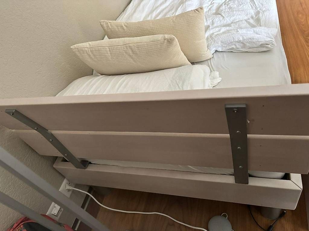 Betten: lit enfant 90X200 cm – Gebraucht aus Marin-Epagnier von Moi 2