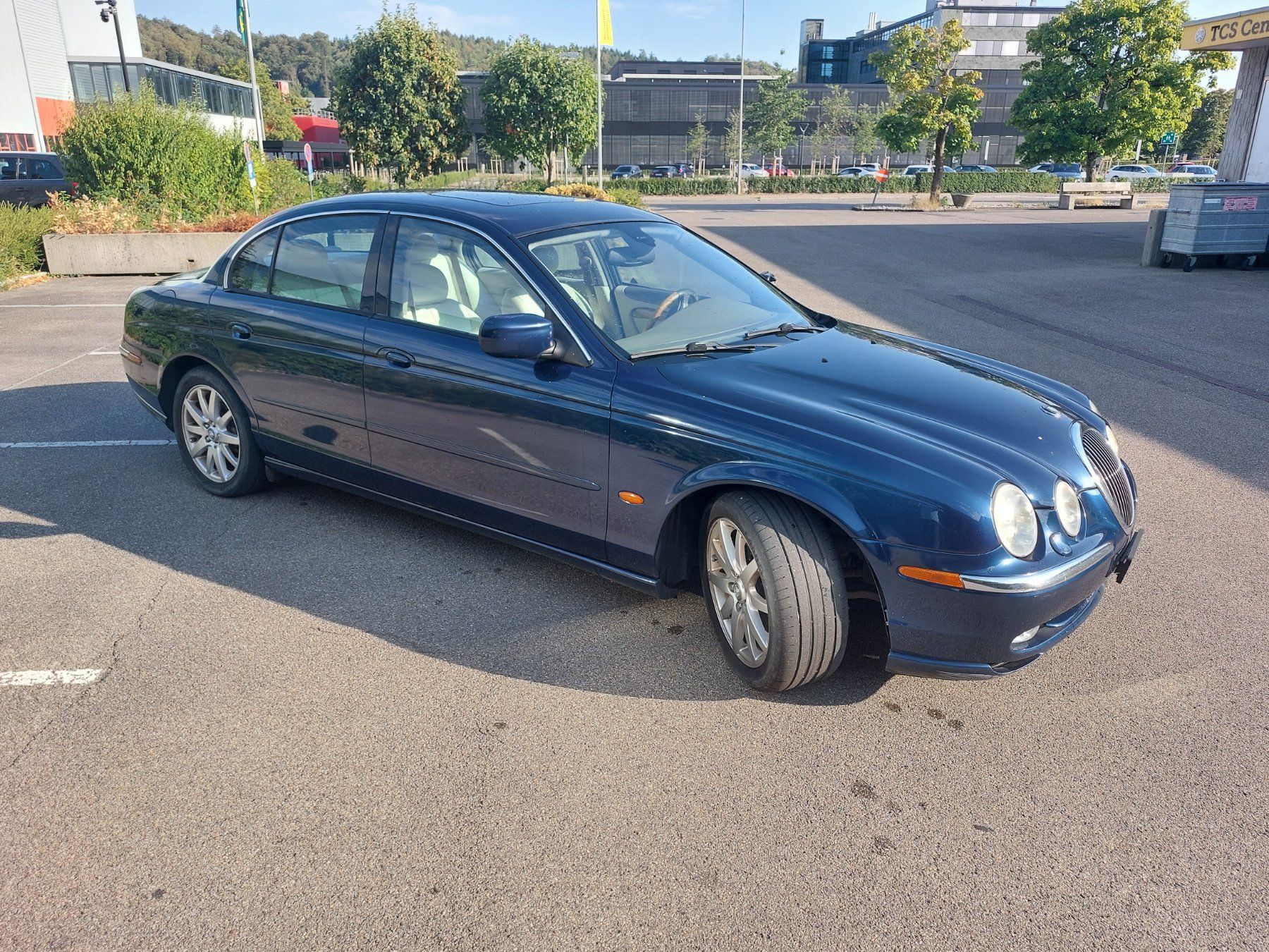 Jaguar Automobili: Jaguar S-Type V8 Limousine blau – Usato da Biel/Bienne venduto da HugoR02