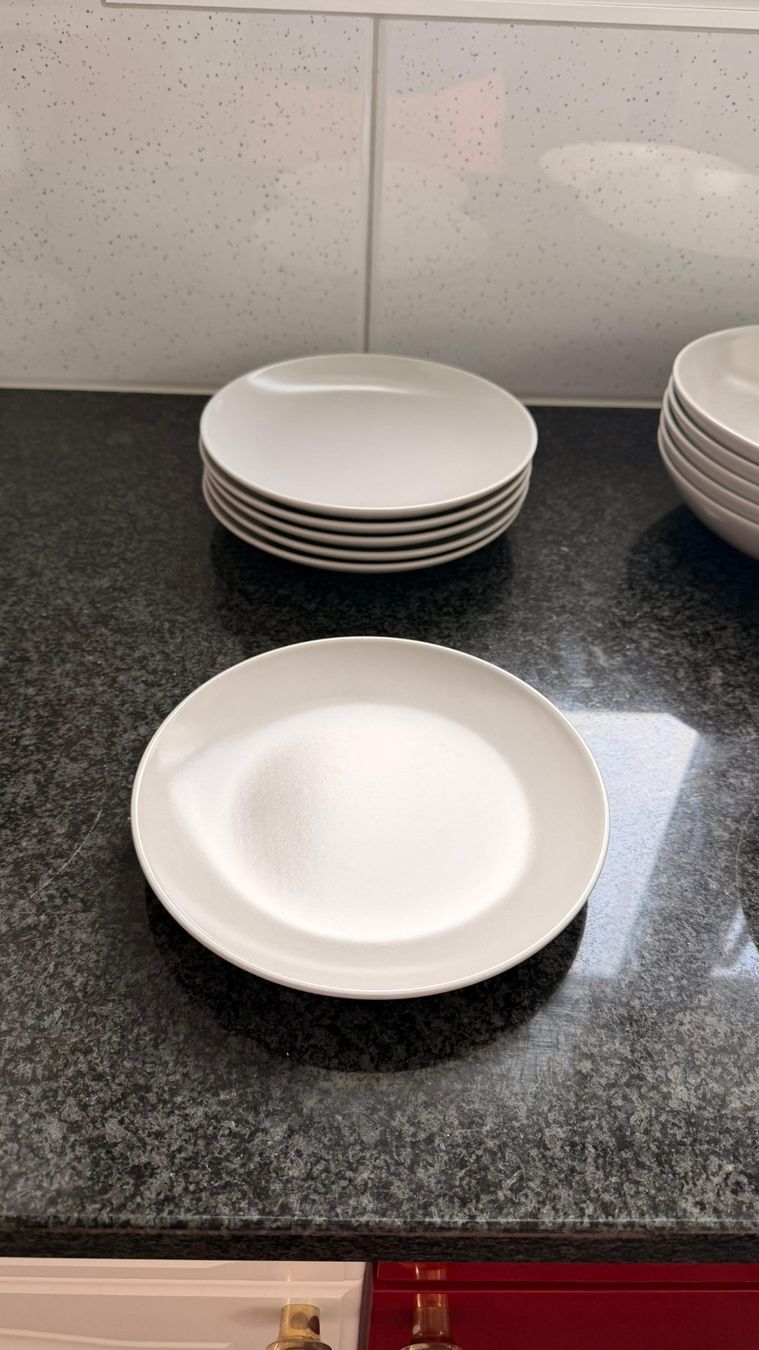 Ikea Set di piatti: IKEA FÄRGKLAR Geschirrset 18-teilig hellgrau – Usato da Recherswil venduto da Niculin02 1