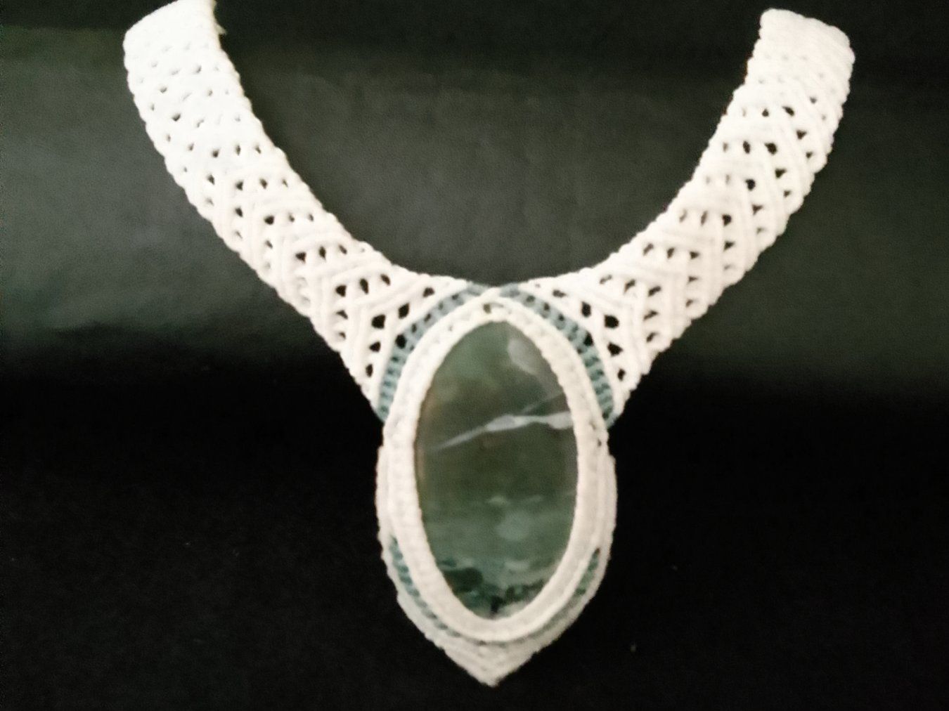 Catenine: handgemachte Makramee Kette, Collier mit ovalem Bunt Jaspis – Nuovo (secondo la descrizione) da Pfäffikon ZH venduto da Emporos_42 1
