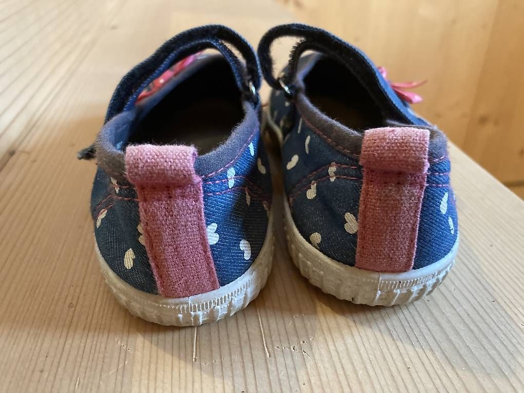 Scarpe per ragazze: Sommerschuhe Mädchen Gr.27 – Usato da Brunnadern venduto da Bumlebee 1