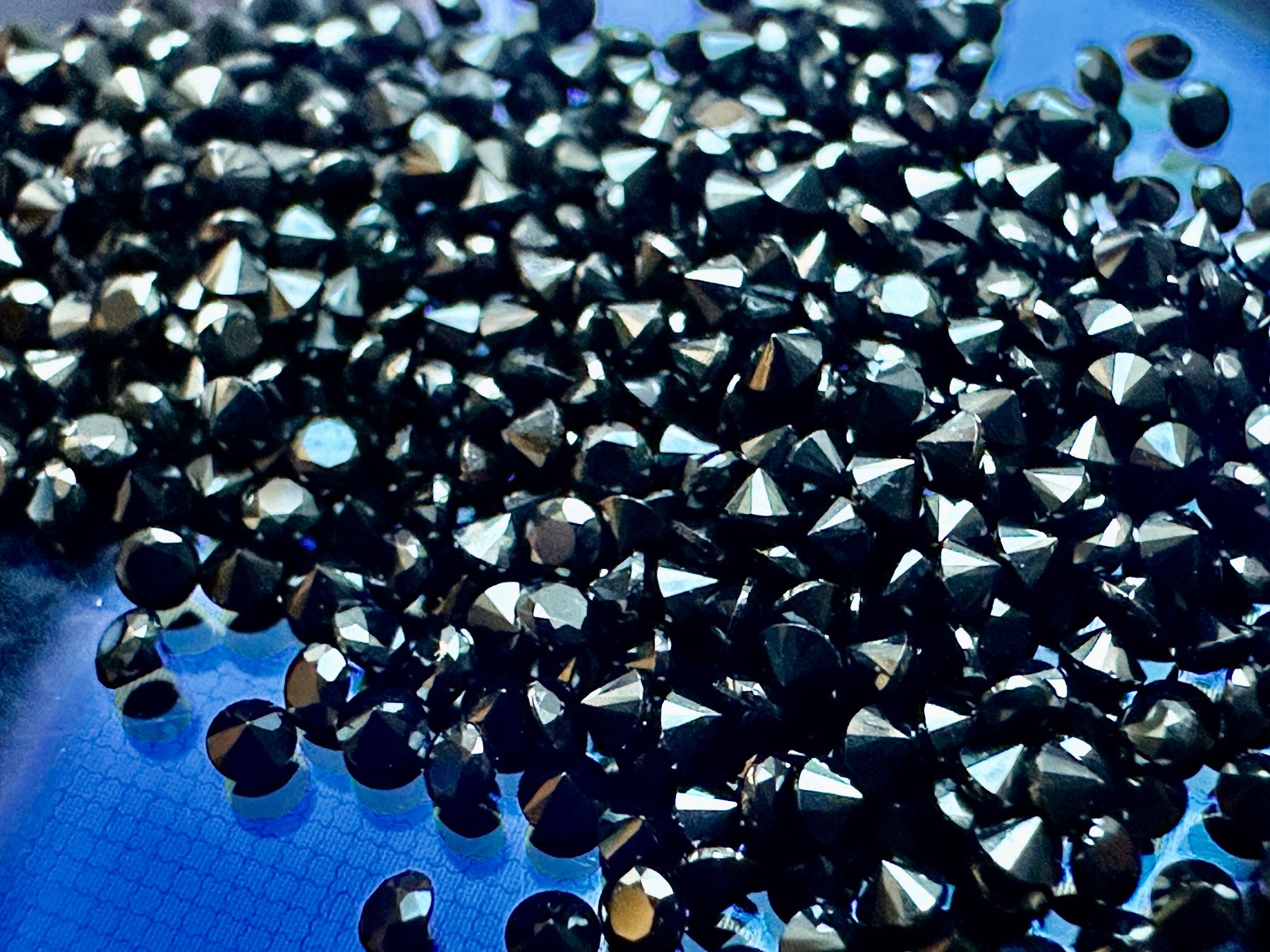 Edelsteine: 50 St fein brillantgeschliffene Black Onyx-Pointer 1,5 mm – Neu (gemäss Beschreibung) aus Langenthal von Seelenfreunde 5