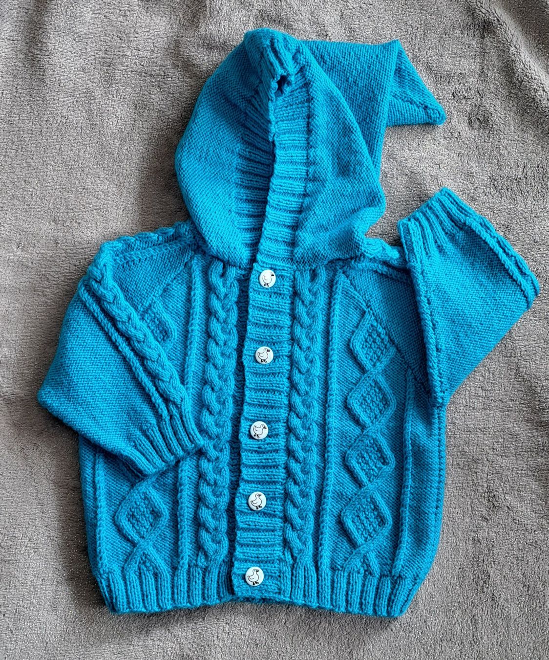 Giacche & Cappotti: Babyjäckchen mit Kapuze_06, neu, handgestrickt – Nuovo e nell'imballaggio originale da Romanshorn venduto da Octa27 1