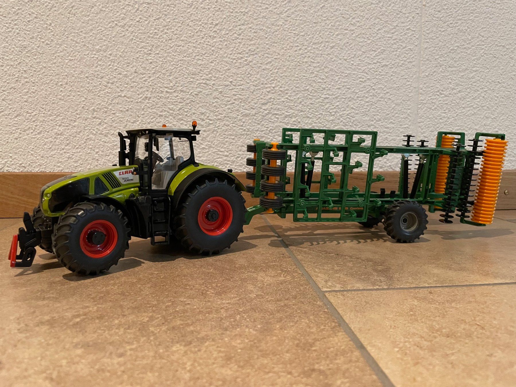 Claas Trattori: SIKU Claas Axion 950 mit Amazone – Nuovo e nell'imballaggio originale da Kreuzlingen venduto da Stefan1150