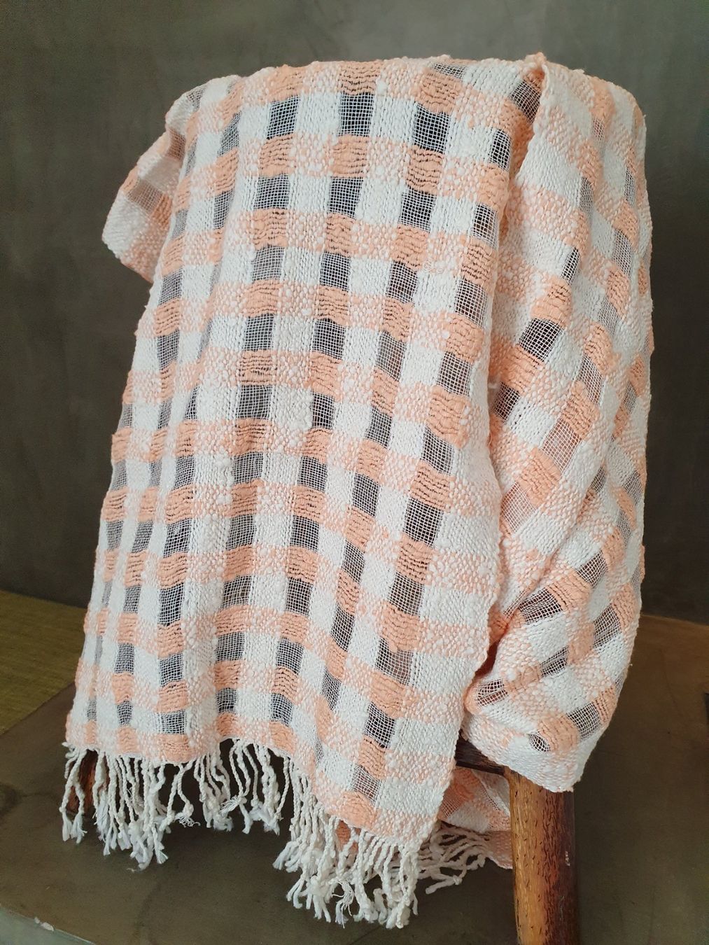 Foulards, Tücher & Schals: Damenschal, Baumwolle, Handgewebt, Lachsfarben/Weiss – Neu (gemäss Beschreibung) aus Basel von Anghkorwatt