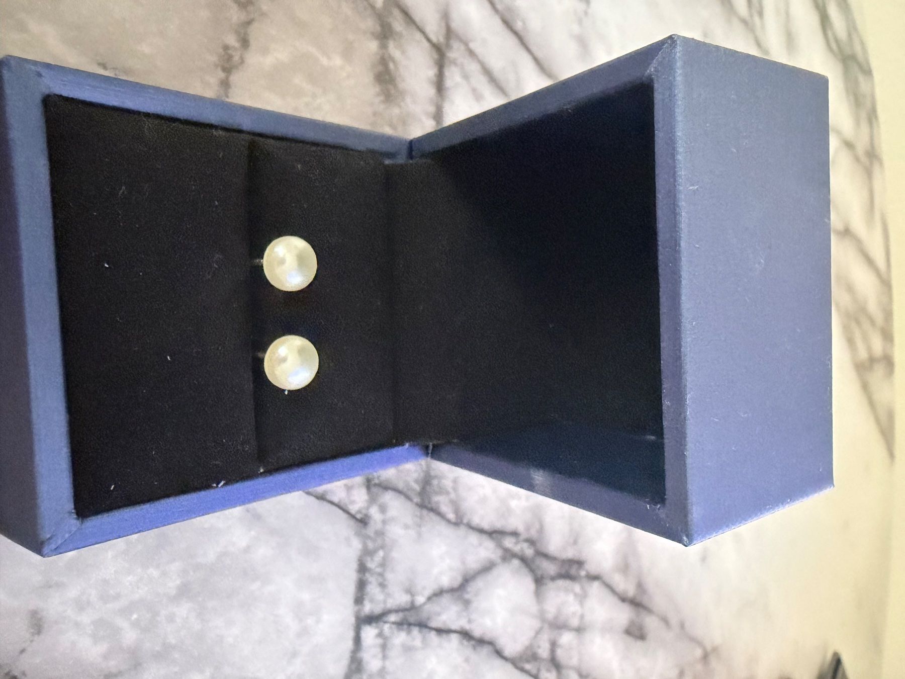 Orecchini pendenti & Orecchini a lobo: Small natural white pearl earrings – Usato da Zürich venduto da ghe_k58z 1