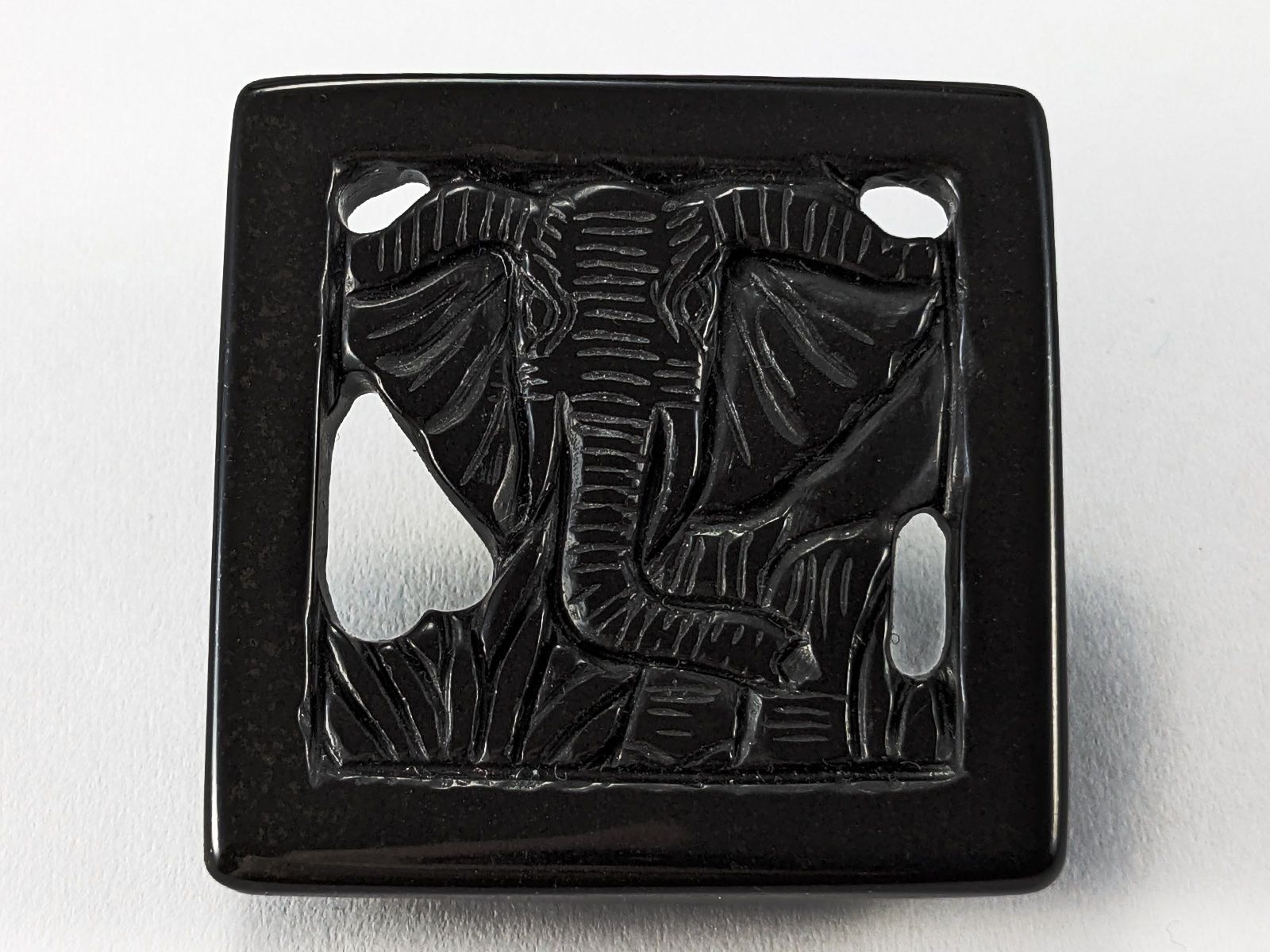 Minerali & Pietre curative: Jadeit Gürtelschnalle mit Elefant-Motiv – Nuovo e nell'imballaggio originale da Meilen venduto da GypsyCat