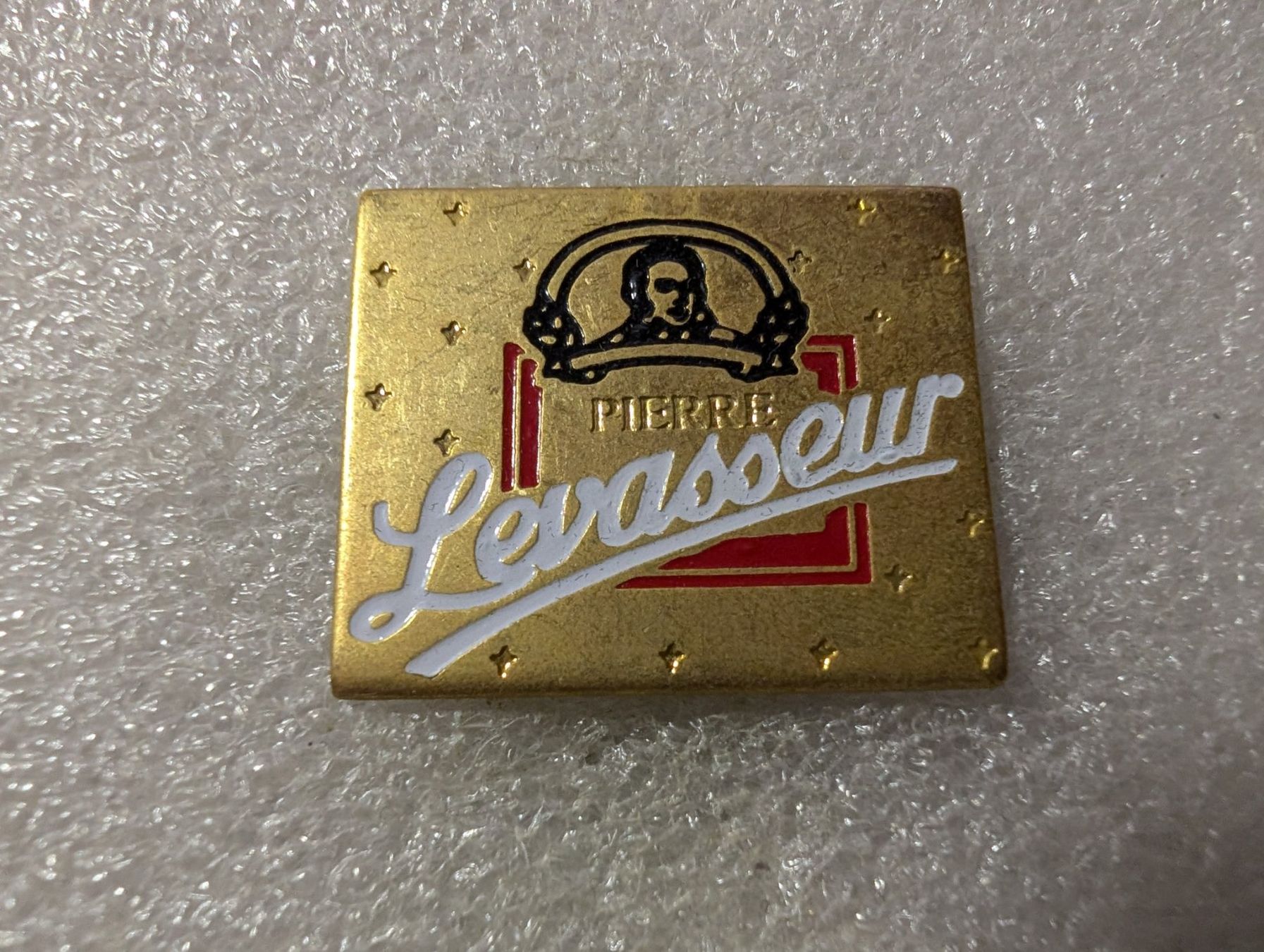Placchette & Badge: Ansteckpin 201: Pierre Levasseur – Usato da Oppligen venduto da Pin-Fall-Shop