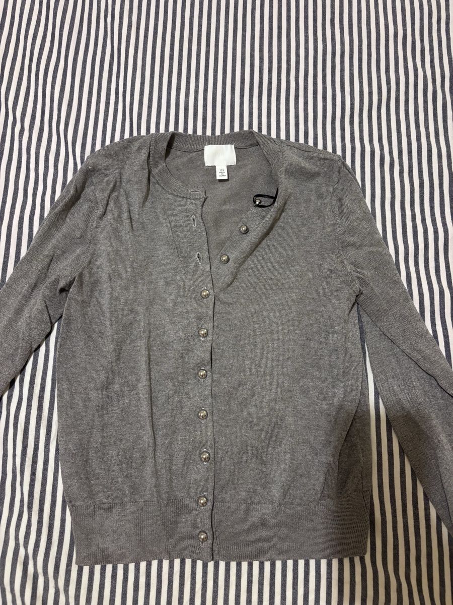 H&M Pullover & Sweatshirts: Cardigan grigio con bottoni argento  – Neu (gemäss Beschreibung) aus Zürich von mat_58mf
