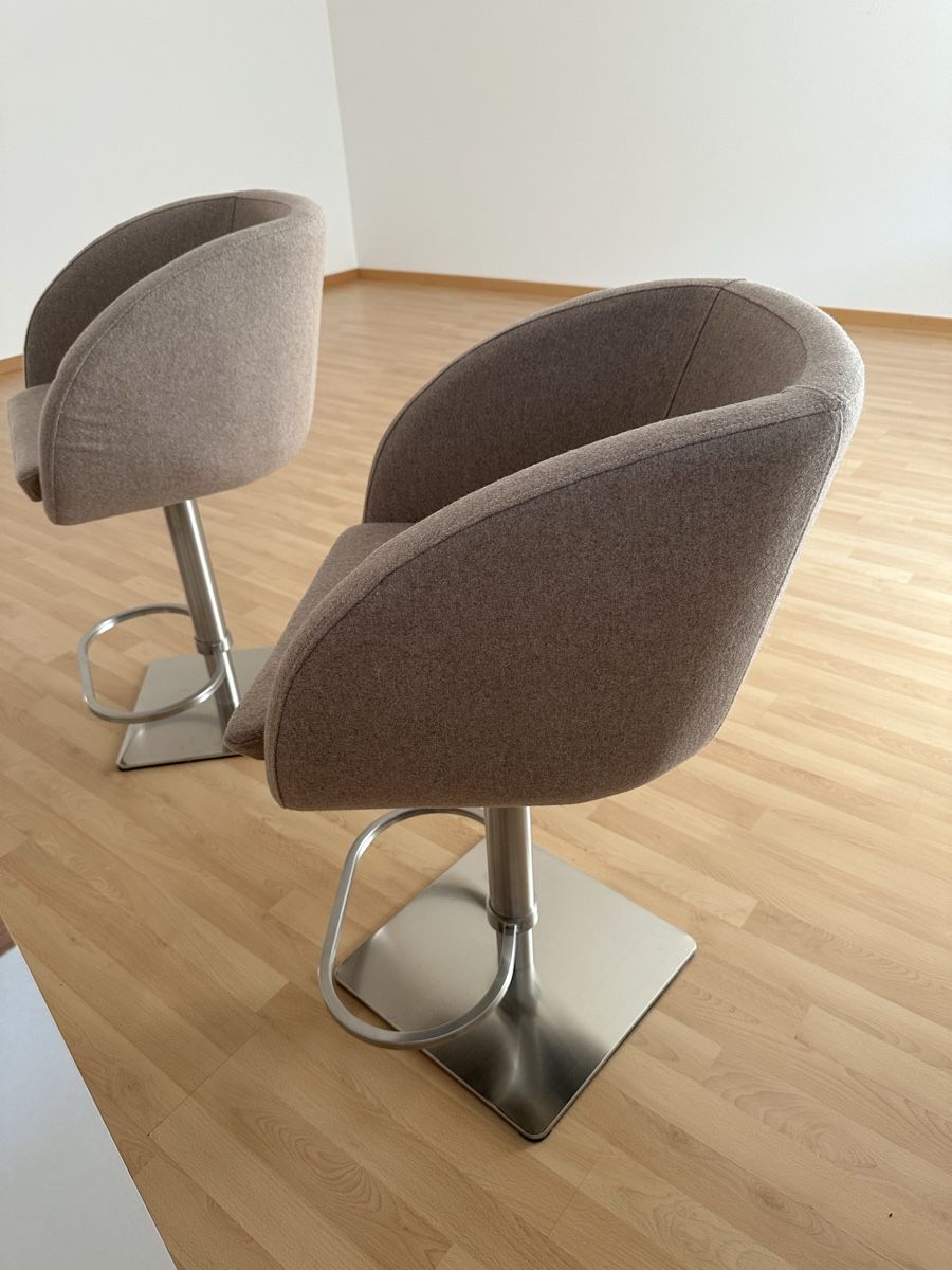 Tabourets: Barhocker mit Fussring grau 2 Stk, beige – D'occasion à Zug par S6403 2