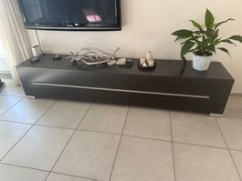 langes und elegantes Sideboard
