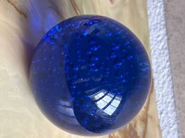 Blauer Glasmurmel mit Luftblasen, Vintage Unikat