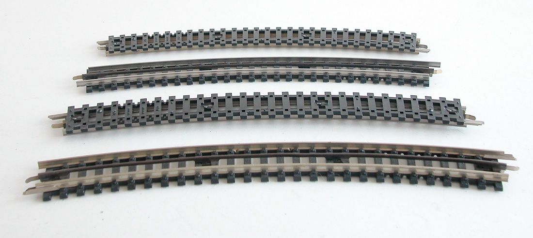 Trix Modelleisenbahnen: Trix 10 Gleisstücke gebogen Spur H0 – Gebraucht aus Oberwil BL von Klang 1