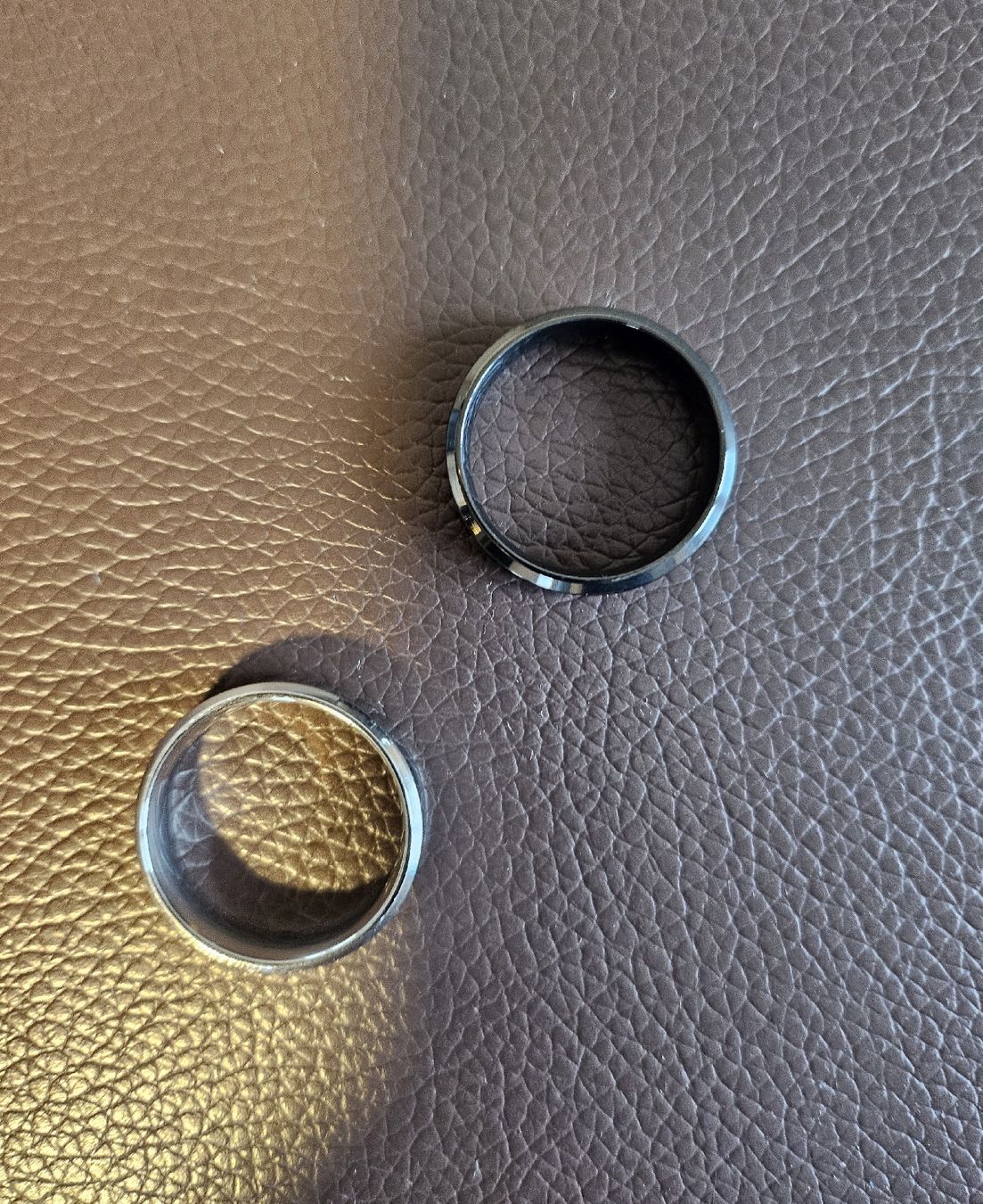 Anelli: Silberfarbener & schwarzer Ring, zeitlos, neu! – Nuovo e nell'imballaggio originale da Hunzenschwil venduto da nudget
