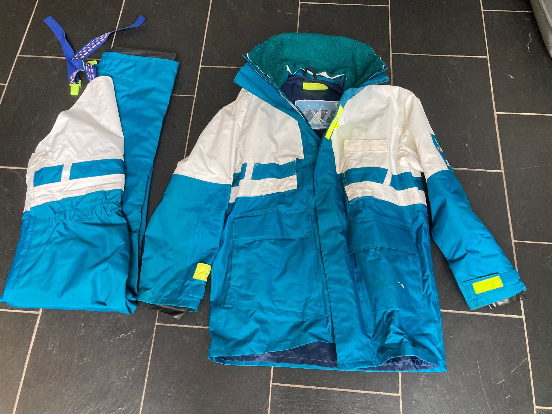 Costumes: Allwetteranzug Segelboot Helly Hansen – D'occasion à Neftenbach par Janusch01