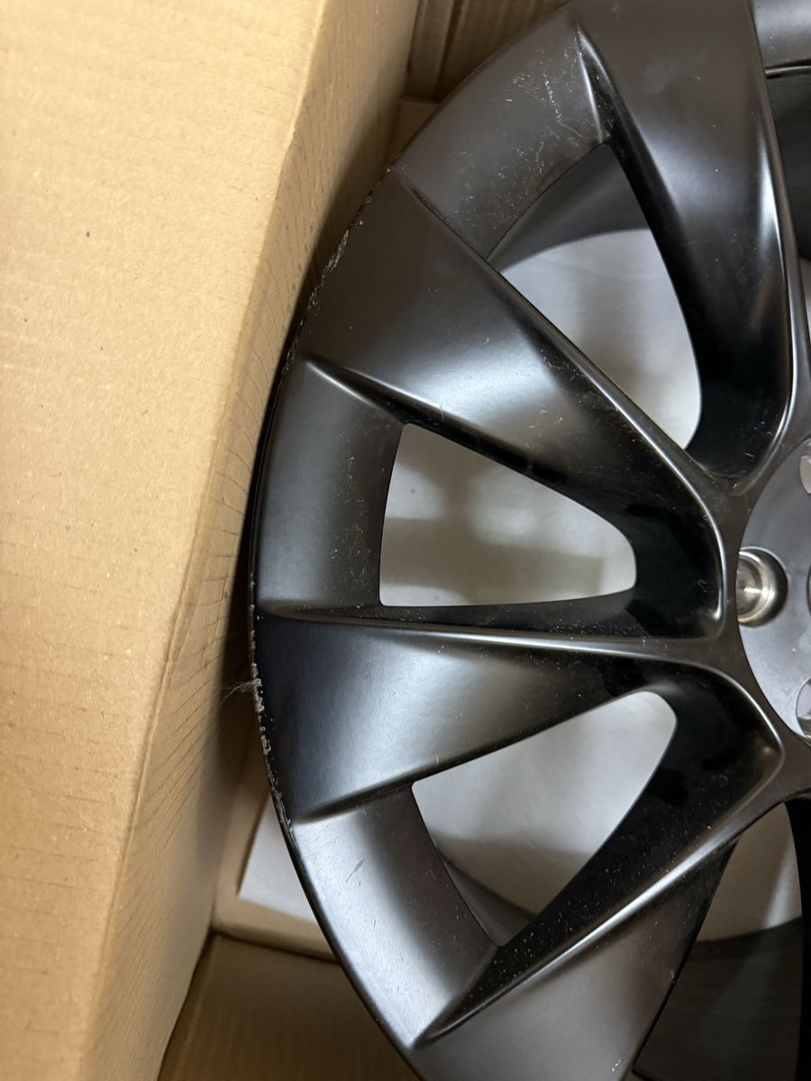 Tesla Jantes: Tesla Model Y/3 20” Originalfelge – D'occasion à Emmen par ViktorLu 5