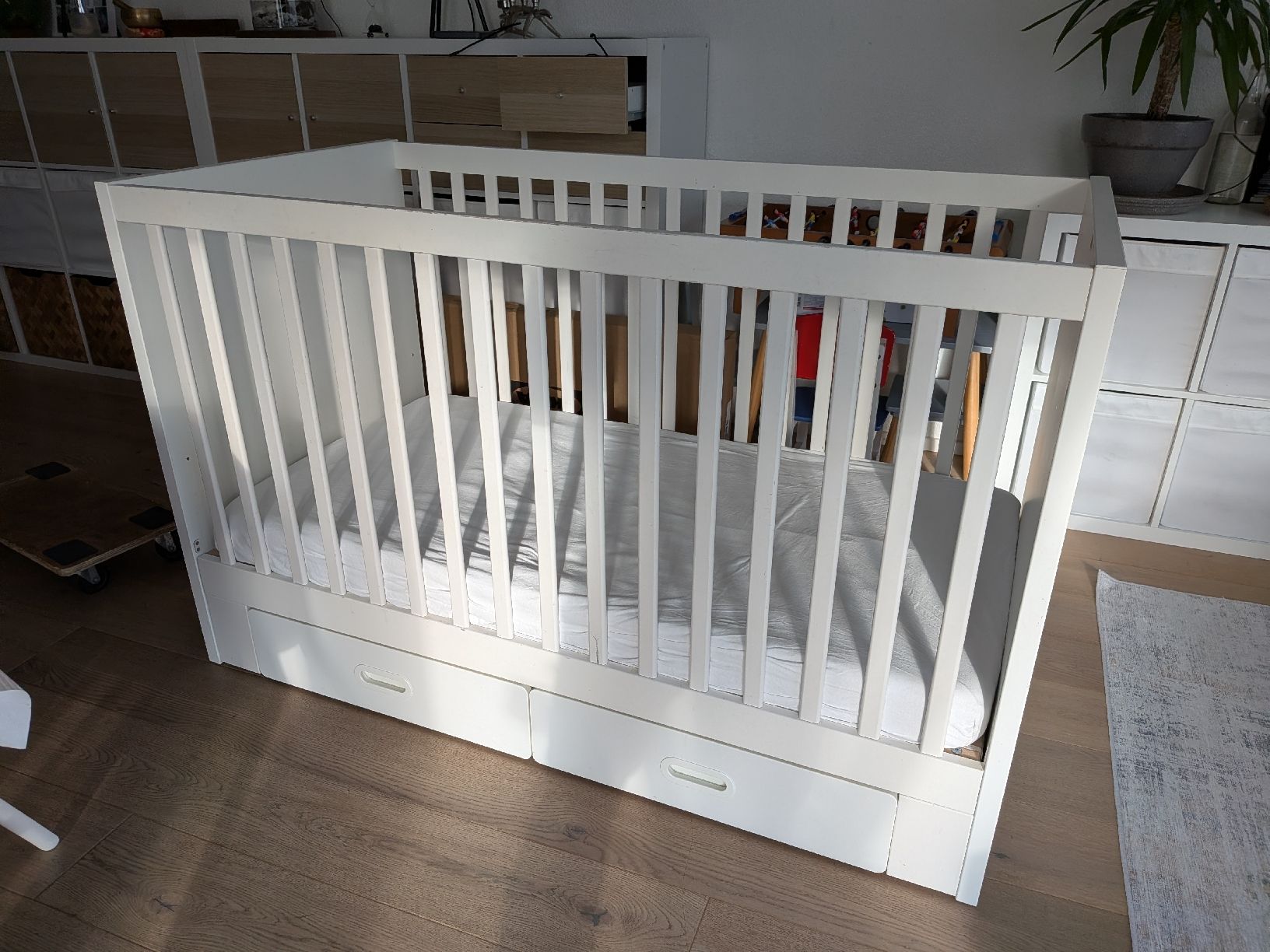 Ikea Betten: Lit bébé blanc avec tiroirs – Gebraucht aus Enney von dam_lq6n 1