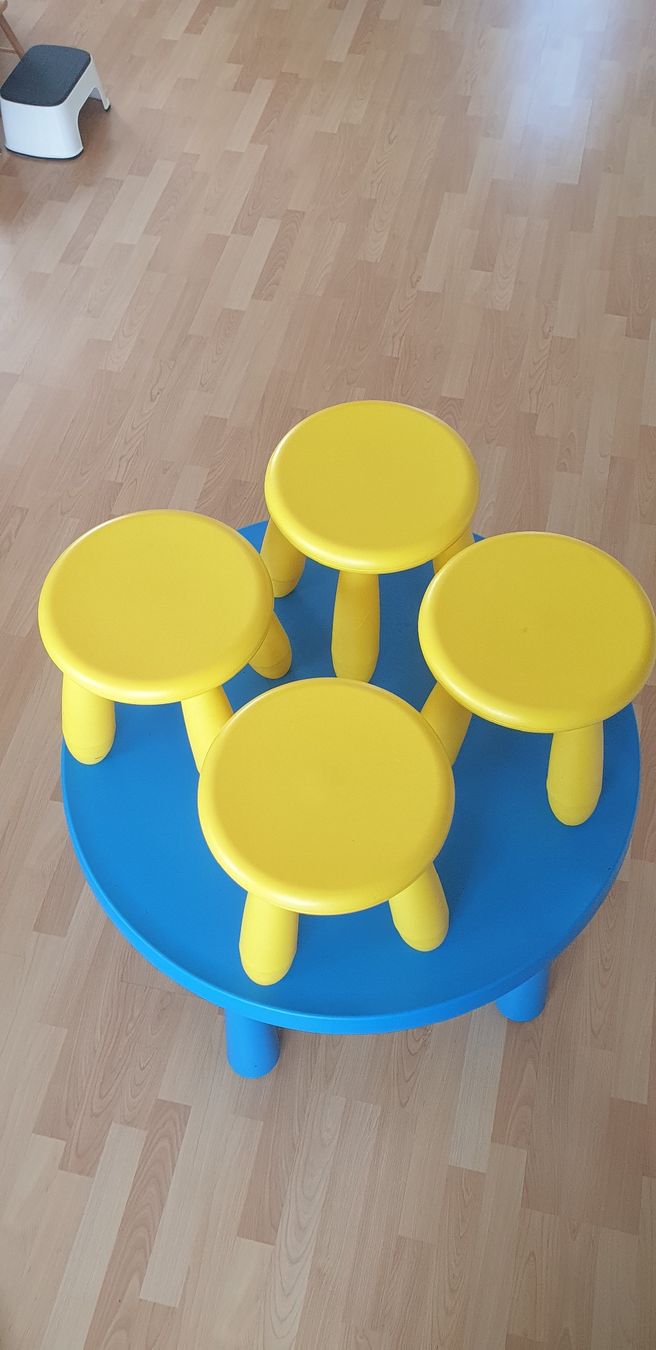 Tische: Kindertisch - Set mit 4 IKEA - Hockern – Gebraucht aus Oberägeri von Market2020 2